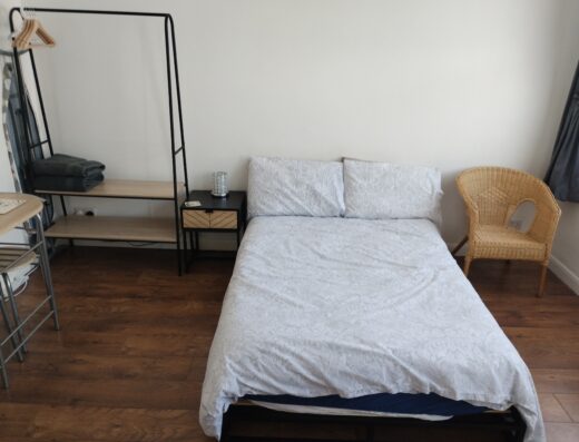 Studio with Parking Close to Town, Railway & Bus